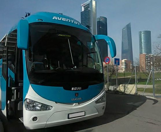 Automóviles Aventín autobús estacionado